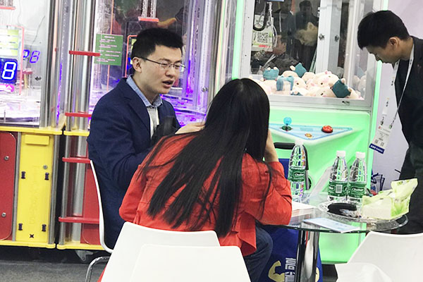 立而方北京展剪刀礼品机